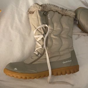 Snow boots